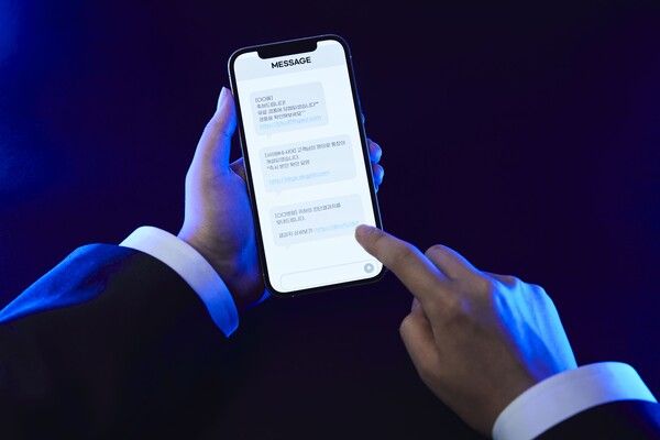 ‘부고 문자’를 사칭한 스미싱(휴대전화 문자메시지를 이용한 피싱)이 등장했다 / 이미지투데이