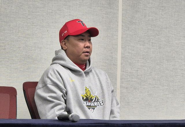 이범호 KIA 타이거즈 감독이 22일 광주기아챔피언스파크에서 열리는 2024 프로야구 한국시리즈 1차전 삼성 라이온즈와 홈 서스펜디드 게임 재개를 앞두고 인터뷰하고 있다. /연합뉴스