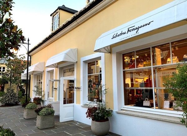 해외 직구 라이브커머스 페라가모 매장 / 현대홈쇼핑 제공