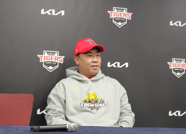 이범호 KIA 타이거즈 감독이 23일 광주 기아챔피언스필드에서 재개되는 2024 한국시리즈 1차전 경기를 앞두고 인터뷰하고 있다. /연합뉴스
