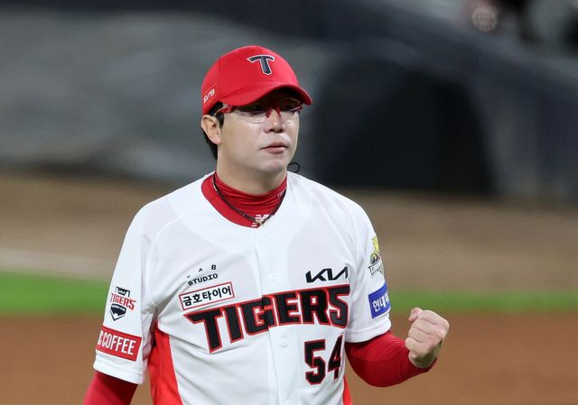 23일 광주 기아챔피언스필드에서 열린 2024 신한 SOL뱅크 KBO 포스트시즌 한국시리즈 2차전 삼성 라이온즈와 KIA 타이거즈의 경기. KIA 선발투수 양현종이 5회초 2사에서 삼성 김영웅을 삼진아웃시킨 뒤 주먹을 불끈 쥐고 더그아웃으로 향하고 있다. /연합뉴스