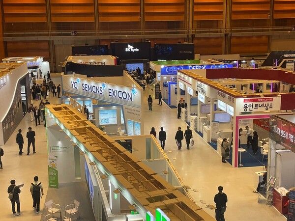 23일 '반도체 대전(SEDEX) 2024'가 열린 서울 코엑스 전시장을 찾은 관람객들이 다양한 반도체 및 부품장비 부스를 관람하고 있다./사진=한스경제