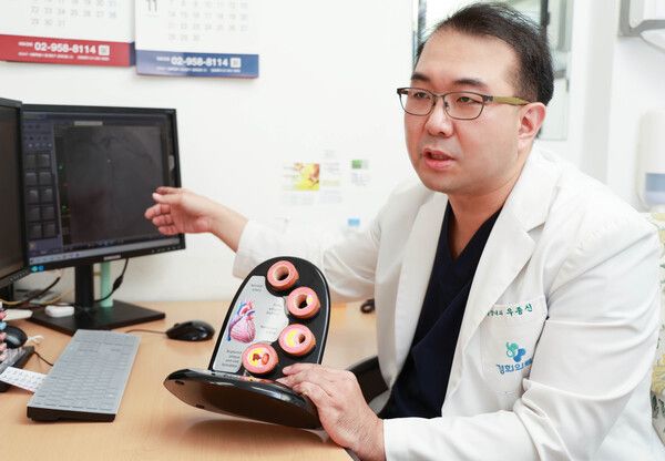 우종신 경희대병원 심장혈관센터 교수가 환절기 혈압관리에 대해 설명하고 있다./경희의료원 제공