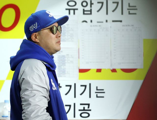 23일 광주 기아챔피언스필드에서 열린 2024 신한 SOL뱅크 KBO 포스트시즌 한국시리즈 2차전 삼성 라이온즈와 KIA 타이거즈의 경기. 박진만 삼성 감독이 경기를 지켜보고 있다. /연합뉴스