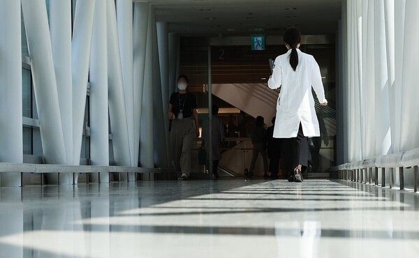 서울시내 한 대형병원에서 의료진이 이동하고 있다./연합뉴스 제공