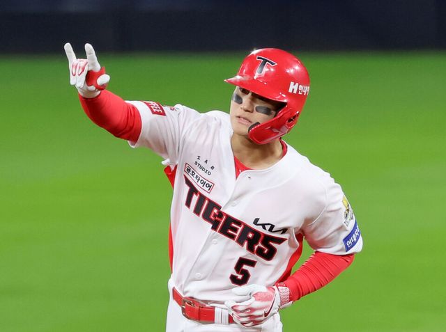 &nbsp;23일 광주 기아챔피언스필드에서 열린 2024 신한 SOL뱅크 KBO 포스트시즌 한국시리즈 2차전 삼성 라이온즈와 KIA 타이거즈의 경기. KIA 김도영이 2회말에 솔로홈런을 때리고 베이스를 돌며 세리머니하고 있다.&nbsp; /연합뉴스