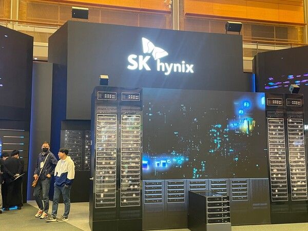 23일 '반도체 대전(SEDEX) 2024'가 열린 서울 코엑스 전시장 SK하이닉스 부스를 찾은 관람객들이 관람하고 있다./사진=한스경제