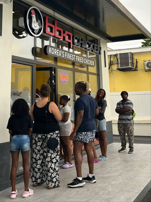 BBQ가 바하마의 수도 나소(Nassau)에서 운영중인 BBQ 카마이클(Carmichael)점에 방문한 현지인들.BBQ 제공.