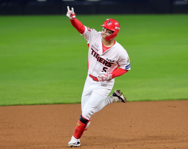 3일 광주 기아챔피언스필드에서 열린 2024 신한 SOL뱅크 KBO 포스트시즌 한국시리즈 2차전 삼성 라이온즈와 KIA 타이거즈의 경기. KIA 김도영이 2회말에 솔로홈런을 때리고 베이스를 돌며 세리머니하고 있다. /연합뉴스