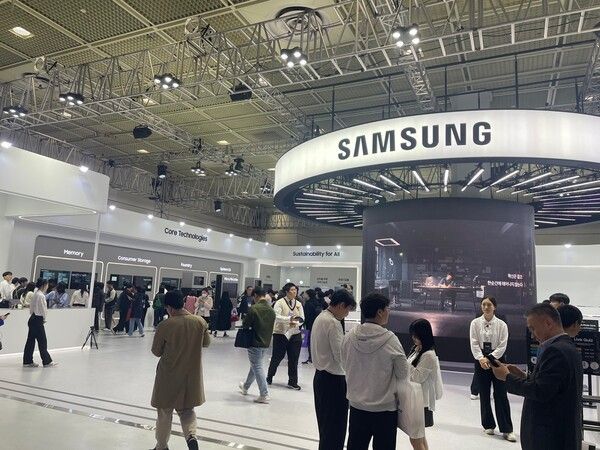 23일 '반도체 대전(SEDEX) 2024'가 열린 서울 코엑스 전시장 삼성전자 부스를 찾은 관람객들이 관람하고 있다./사진=한스경제