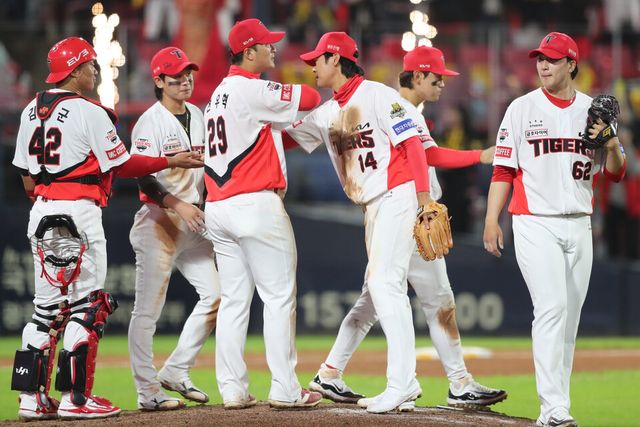 2024 신한 SOL뱅크 KBO리그&nbsp;한국시리즈(KS·7전 4승제) 2승에 선착한 KIA 타이거즈. /KIA 제공