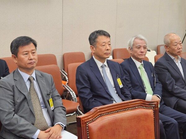 왼쪽부터 박기덕 고려아연 사장, 김광일 MBK파트너스 부회장, 강성두 영풍그룹 사장.&nbsp;