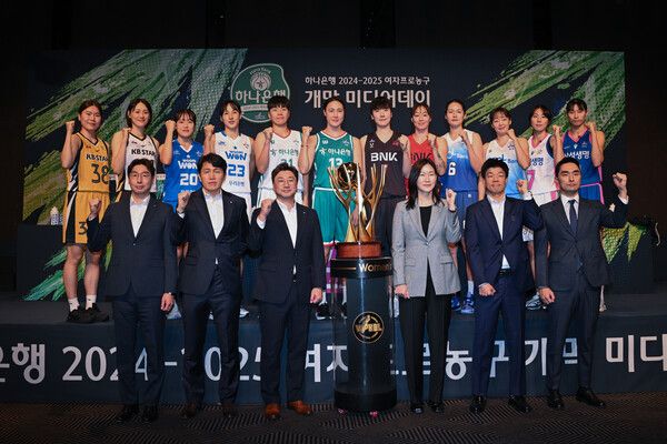 WKBL 6개 팀 감독과 주요 선수들이 파이팅 포즈를 취하고 있다. /WKBL 제공