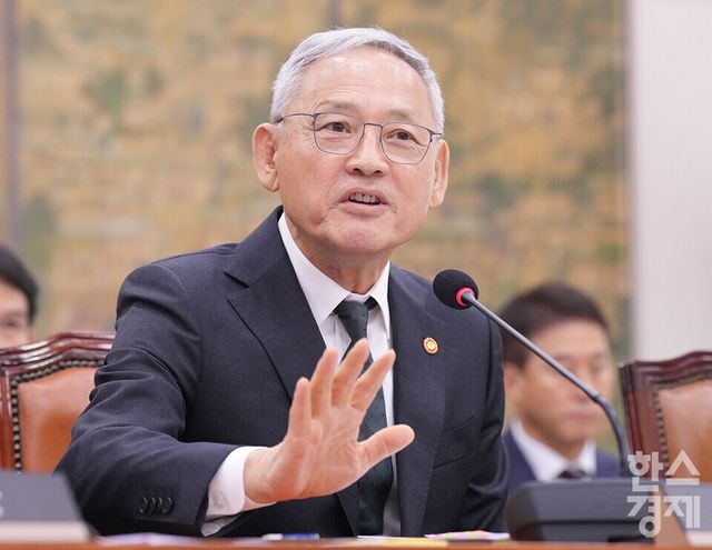 유인촌 문체부 장관이 7일 서울 여의도 국회에서 열린 국회 문화체육관광부 국정감사에 출석해 의원 질의에 답변하고 있다. /최대성 기자 dpdaesung@sporbiz.co.kr 2024.10.07.