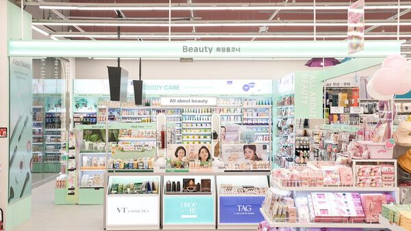 다이소 스타필드수원점 뷰티용품 코너 / 아성다이소 제공