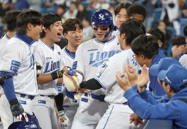 25일 오후 대구 삼성라이온즈파크에서 열린 2024 신한 SOL뱅크 KBO 포스트시즌 한국시리즈 3차전 KIA 타이거즈와 삼성 라이온즈의 경기. 7회말 무사 주자 없는 상황에서 삼성 박병호가 1점 홈런을 치고 동료들의 축하를 받고 있다. /연합뉴스
