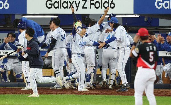 25일 대구 삼성라이온즈파크에서 열린 2024 신한 SOL뱅크 KBO 포스트시즌 한국시리즈 3차전 KIA 타이거즈와 삼성 라이온즈의 경기. 7회말 무사 삼성 김헌곤이 솔로 홈런을 치고 더그아웃에서 동료들의 격려를 받고 있다. /연합뉴스