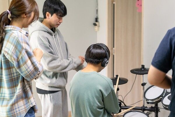 지난 19일 인스파이어 임직원들이 인천시 미추홀구에 위치한 스위트홈 그룹홈에 방문해 어린이들의 문화활동을 위한 전자 드럼을 설치하고 있다. /모히건 인스파이어 제공