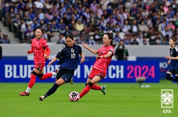 장슬기가 일본의 나가노 후카의 드리블 돌파를 막으려 하고 있다. /KFA 제공