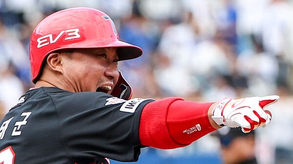 26일 대구 삼성라이온즈파크에서 열린 2024 신한 SOL뱅크 KBO 포스트시즌 한국시리즈 4차전 삼성 라이온즈와 KIA 타이거즈의 경기. 3회초 2사 만루 KIA 김태군이 만루 홈런을 치고 기뻐하고 있다. /연합뉴스