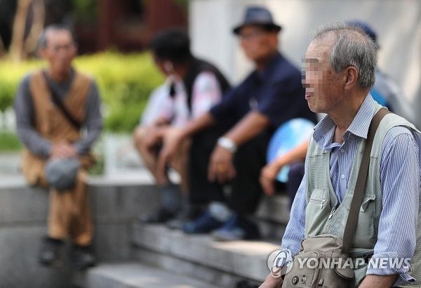 우리나라가&nbsp;세계에서 가장 빠른 속도로 초고령사회에 진입하고 있는 가운데 금융권은 시니어와 상생경영을 펼치고 있다. /연합뉴스