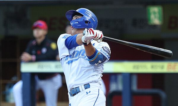 26일 오후 대구 삼성라이온즈파크에서 열린 2024 신한 SOL뱅크 KBO 포스트시즌 한국시리즈 4차전 KIA 타이거즈와 삼성 라이온즈의 경기. 5회말 무사 주자 없는 상황에서 삼성 이재현이 1점 홈런을 치고 있다. /연합뉴스