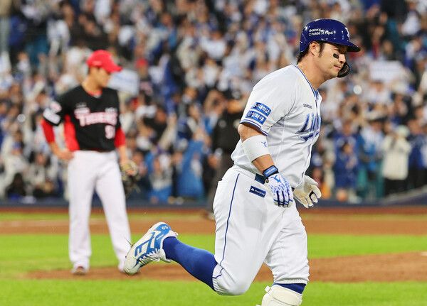25일 오후 대구 삼성라이온즈파크에서 열린 2024 신한 SOL뱅크 KBO 포스트시즌 한국시리즈 3차전 삼성 라이온즈와 KIA 타이거즈의 경기. 7회말 무사에서 삼성 박병호가 백투백 솔로홈런을 친 뒤 그라운드를 돌고 있다. /연합뉴스