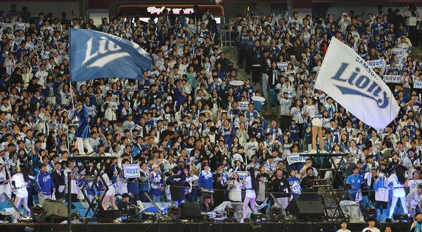 25일 오후 대구 삼성라이온즈파크에서 열린 2024 신한 SOL뱅크 KBO 포스트시즌 한국시리즈 3차전 삼성 라이온즈와 KIA 타이거즈의 경기. 삼성팬들이 열띤 응원전을 펼치고 있다. /연합뉴스