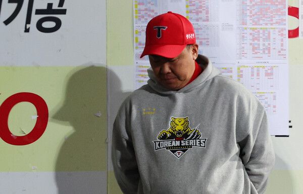 25일 오후 대구 삼성라이온즈파크에서 열린 2024 신한 SOL뱅크 KBO 포스트시즌 한국시리즈 3차전 삼성 라이온즈와 KIA 타이거즈의 경기. 2-4로 뒤진 9회초, KIA 이범호 감독이 생각에 잠겨있다. /연합뉴스