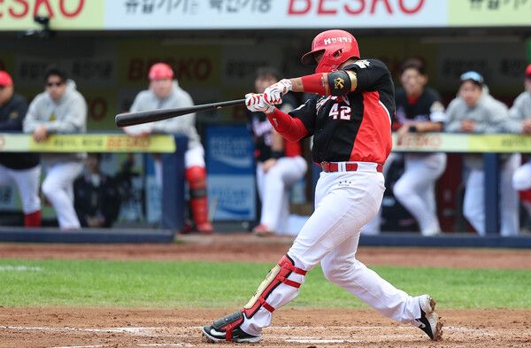 26일 오후 대구 삼성라이온즈파크에서 열린 2024 신한 SOL뱅크 KBO 포스트시즌 한국시리즈 4차전 KIA 타이거즈와 삼성 라이온즈의 경기. 3회초 2사 주자 만루 상황에서 KIA 김태군이 만루 홈런을 치고 있다. /연합뉴스