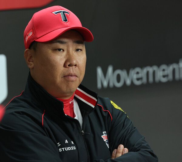 21일 광주 기아챔피언스필드에서 열린 2024 신한 SOL뱅크 KBO 포스트시즌 한국시리즈 1차전 삼성 라이온즈와 KIA 타이거즈의 경기. 이범호 KIA 감독이 우천으로 지연된 경기 시작을 기다리고 있다. /연합뉴스