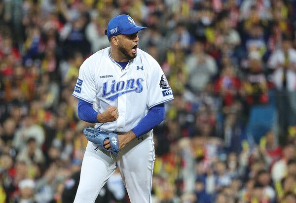 25일 오후 대구 삼성라이온즈파크에서 열린 2024 신한 SOL뱅크 KBO 포스트시즌 한국시리즈 3차전 KIA 타이거즈와 삼성 라이온즈의 경기. 7회초 삼성 선발투수 레예스가 무실점으로 이닝을 마치며 포효하고 있다. /연합뉴스