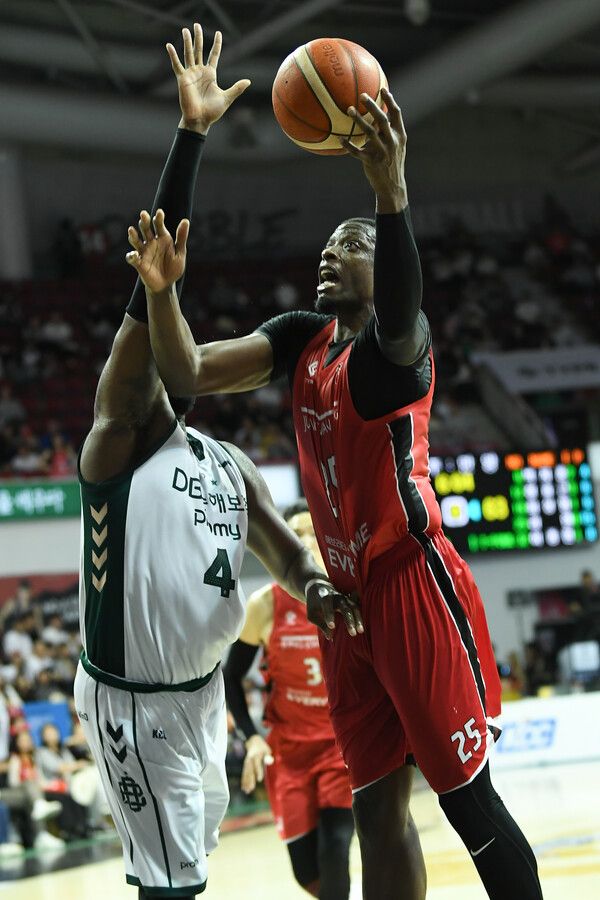 프로농구 안양 정관장 레드부스터스 캐디 라렌(오른쪽). /KBL 제공