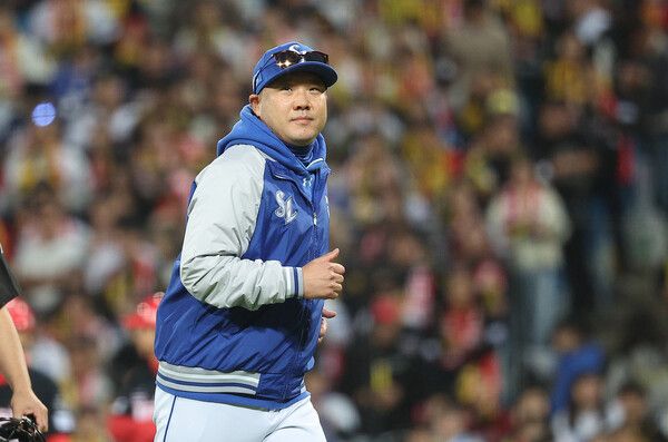 25일 오후 대구 삼성라이온즈파크에서 열린 2024 신한 SOL뱅크 KBO 포스트시즌 한국시리즈 3차전 KIA 타이거즈와 삼성 라이온즈의 경기. 9회초 삼성 박진만 감독이 마운드를 방문 후 더그아웃으로 돌아가고 있다. /연합뉴스