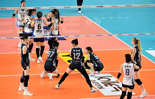  26일 경북 김천체육관에서 끝난 프로배구 도드람 2024-2025 V리그 여자부 IBK 기업은행과 홈 경기에서 세트스코어 1-3으로 패배한 한국도로공사. /KOVO 제공