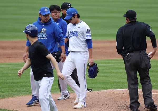 26일 대구 삼성라이온즈파크에서 열린 2024 신한 SOL뱅크 KBO 포스트시즌 한국시리즈 4차전 KIA 타이거즈와 삼성 라이온즈의 경기. 3회 초 삼성 원태인이 2점을 잇달아 내주고 교체되고 있다. /연합뉴스