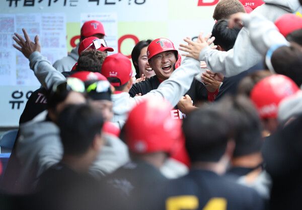 26일 대구 삼성라이온즈파크에서 열린 2024 신한 SOL뱅크 KBO 포스트시즌 한국시리즈 4차전 삼성 라이온즈와 KIA 타이거즈의 경기. 3회초 2사 만루 KIA 김태군이 만루 홈런을 치고 더그아웃에서 동료들의 격려를 받고 있다. /연합뉴스