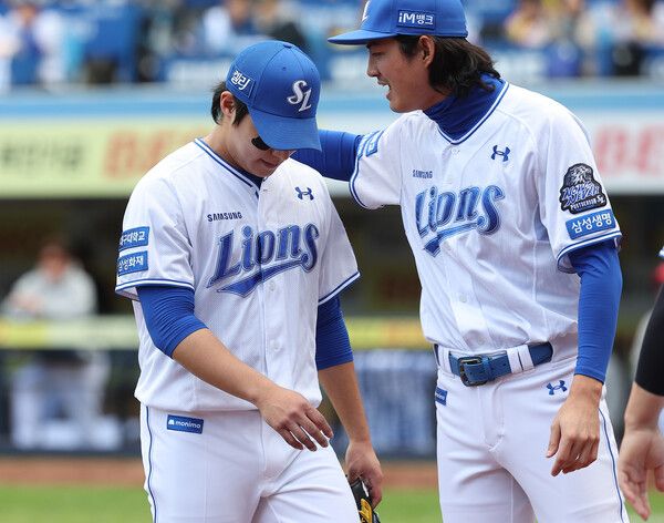 26일 오후 대구 삼성라이온즈파크에서 열린 2024 신한 SOL뱅크 KBO 포스트시즌 한국시리즈 4차전 KIA 타이거즈와 삼성 라이온즈의 경기. 3회초 삼성 선발투수 원태인이 마운드를 내려오자 구자욱이 격려하고 있다. /연합뉴스