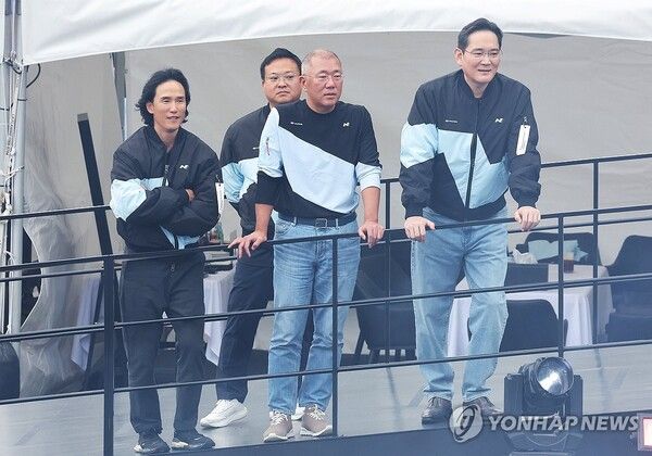 27일 '현대 N x 토요타 가주 레이싱 페스티벌'에서 정의선 현대자동차그룹 회장(가운데)과 이재용 삼성전자 회장(오른쪽), 조현범 한국앤컴퍼니그룹 회장이 행사장이 행사장을 바라보고 있다.