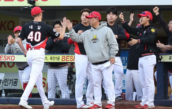 26일 오후 대구 삼성라이온즈파크에서 열린 2024 신한 SOL뱅크 KBO 포스트시즌 한국시리즈 4차전 KIA 타이거즈와 삼성 라이온즈의 경기. 6회말 KIA 선발투수 네일이 마운드를 내려가며 동료들과 하이파이브를 하고 있다. /연합뉴스