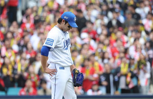 26일 오후 대구 삼성라이온즈파크에서 열린 2024 신한 SOL뱅크 KBO 포스트시즌 한국시리즈 4차전 KIA 타이거즈와 삼성 라이온즈의 경기. 3회초 삼성 선발투수 원태인이 강판 전 고개를 숙이고 있다. /연합뉴스