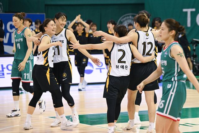 청주 KB는 27일 경기도 부천체육관에서 열린 하나은행 2024-2024 여자프로농구 공식 개막전 부천 하나은행 원정 경기에서 64-56으로 승리했다. /WKBL 제공