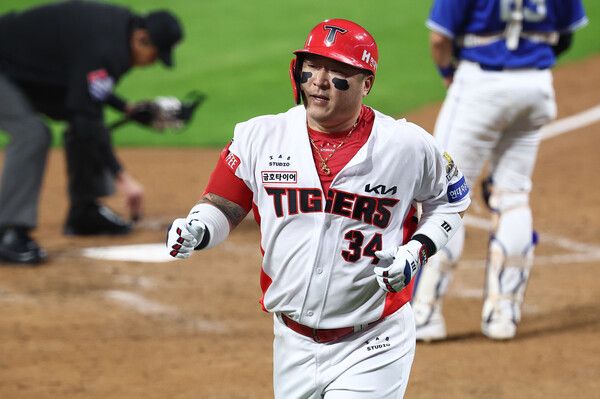 28일 광주 기아챔피언스필드에서 열린 2024 신한 SOL뱅크 KBO 포스트시즌 한국시리즈 5차전 삼성 라이온즈와 KIA 타이거즈의 경기. 5회말 무사 상황에서 KIA 최형우가 솔로 홈런을 친 뒤 그라운드를 돌고 있다. /연합뉴스
