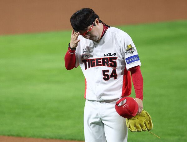 28일 광주 기아챔피언스필드에서 열린 2024 신한 SOL뱅크 KBO 포스트시즌 한국시리즈 5차전 삼성 라이온즈와 KIA 타이거즈의 경기. KIA 선발 투수 양현종이 1회초를 3실점으로 마친 뒤 아쉬운 표정으로 더그아웃으로 돌아가고 있다. /연합뉴스
