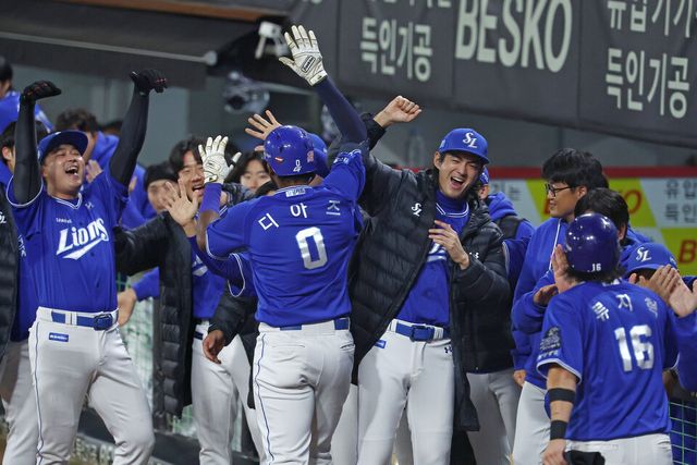 28일 광주 기아챔피언스필드에서 열린 2024 신한 SOL뱅크 KBO 포스트시즌 한국시리즈 5차전 삼성 라이온즈와 KIA 타이거즈의 경기.&nbsp;3회초 2사 1루 상황에서 삼성 디아즈가 투런 홈런을 친 뒤 동료들의 축하를 받고 있다. /연합뉴스