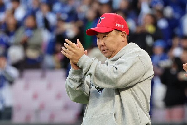 23일 광주기아챔피언스필드에서 열린 2024 KBO 포스트시즌 한국시리즈 1차전 삼성 라이온즈와 KIA 타이거즈의 경기. 1차전을 5-1로 이긴 KIA 이범호 감독이 손뼉 치고 있다. /연합뉴스