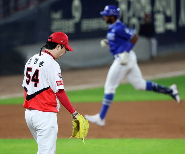 28일 광주 기아챔피언스필드에서 열린 2024 신한 SOL뱅크 KBO 포스트시즌 한국시리즈 5차전 삼성 라이온즈와 KIA 타이거즈의 경기. KIA 양현종이 3회초에 삼성 디아즈에게 투런홈런을 허용하고 있다. /연합뉴스