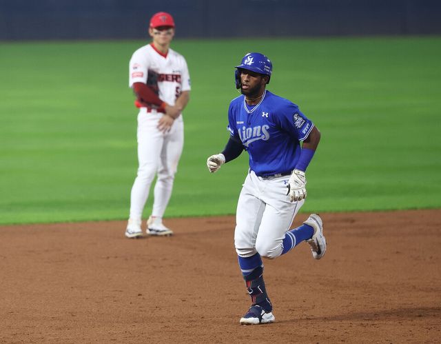 28일 광주 기아챔피언스필드에서 열린 2024 신한 SOL뱅크 KBO 포스트시즌 한국시리즈 5차전 삼성 라이온즈와 KIA 타이거즈의 경기.&nbsp;3회초 2사 1루 상황에서 삼성 디아즈가 투런 홈런을 친 뒤 그라운드를 돌고 있다. /연합뉴스