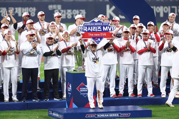 28일 광주 기아챔피언스필드에서 열린 2024 신한 SOL뱅크 KBO 포스트시즌 한국시리즈 5차전 삼성 라이온즈와 KIA 타이거즈의 경기에서 승리해 통합 우승을 달성한 KIA의 김선빈이 한국시리즈 MVP에 선정된 뒤 동료들의 축하를 받고 있다. /연합뉴스