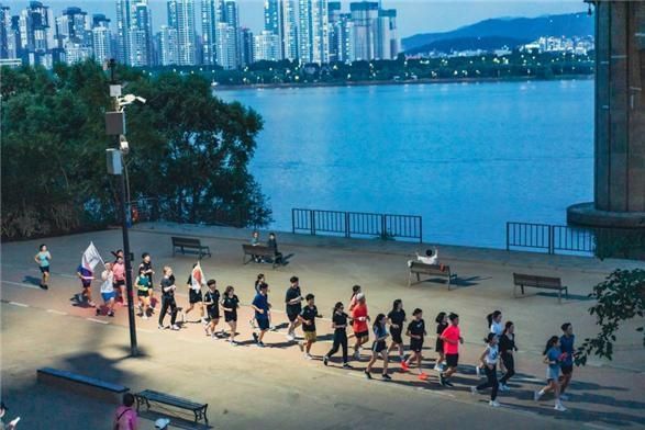 지난해 여의도한강공원에서 7979 서울 러닝크루에 참여한 시민들의 모습. /서울시 제공